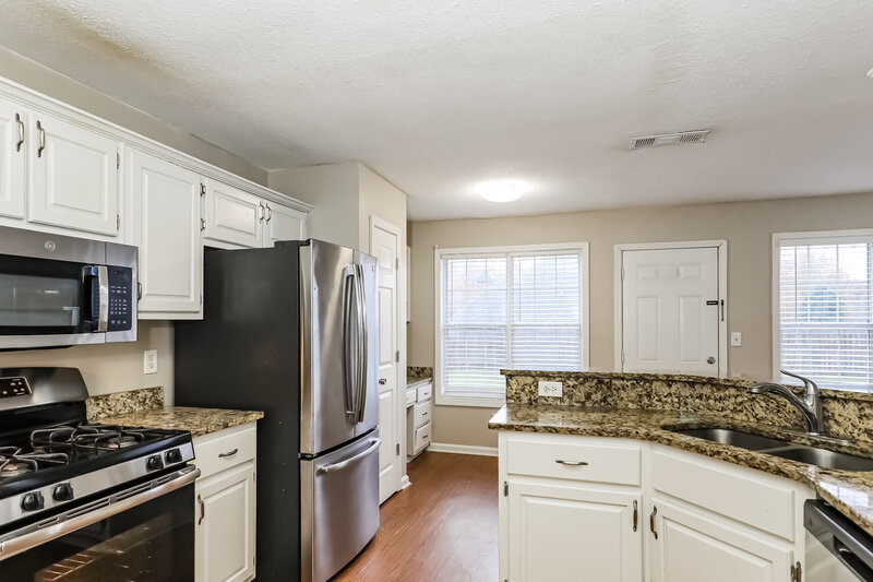 2,090/Mo, 135 Bo Simpson Pkwy McDonough, GA 30253 Kitchen View