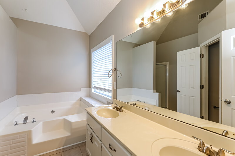 2,090/Mo, 135 Bo Simpson Pkwy McDonough, GA 30253 Main Bathroom View