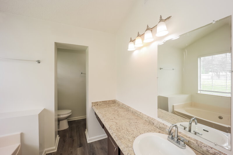 2,520/Mo, 82 Eva Dr Hampton, GA 30228 Main Bathroom View