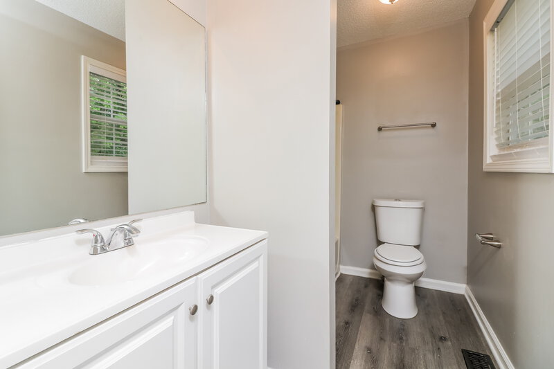 1,700/Mo, 213 Hampton Drive Dallas, GA 30132 Main Bathroom View