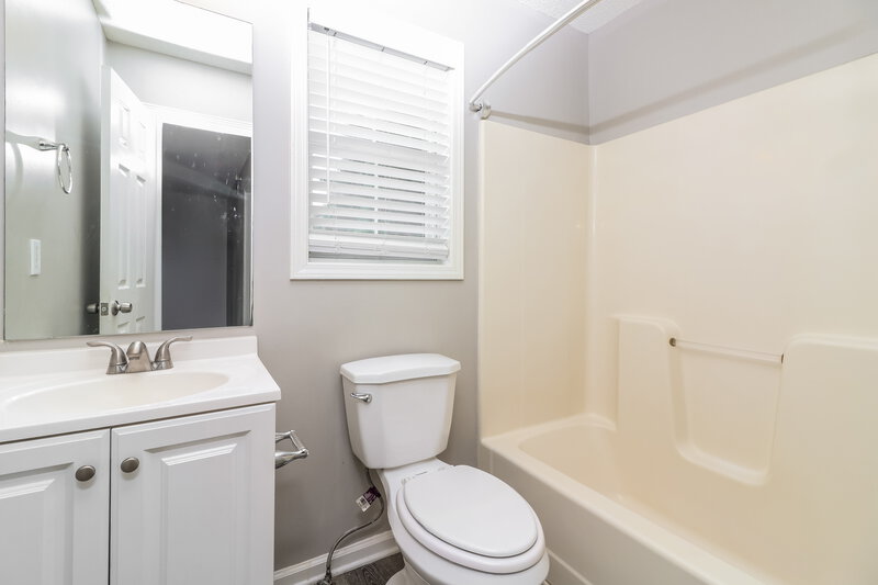 1,700/Mo, 213 Hampton Drive Dallas, GA 30132 Bathroom View