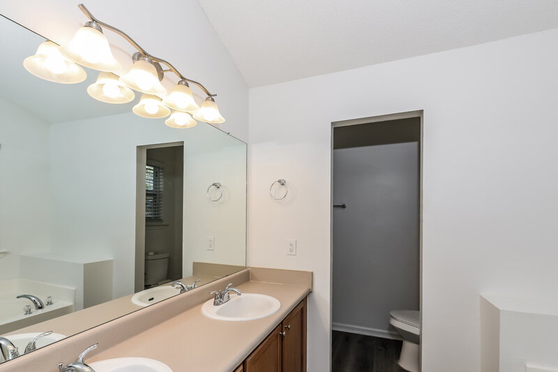1,745/Mo, 200 Crystal Ct Hampton, GA 30228 Main Bathroom View