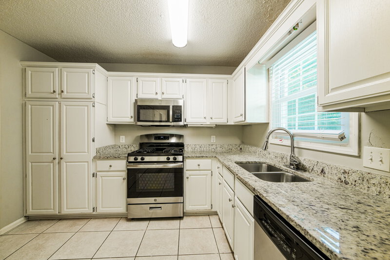 2,215/Mo, 6868 Robinwood Trl Douglasville, GA 30135 Kitchen View 2