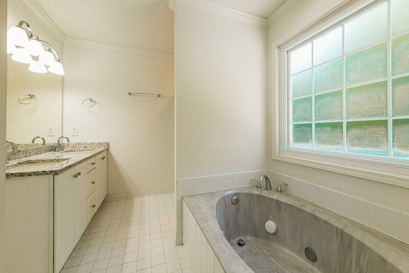 2,215/Mo, 6868 Robinwood Trl Douglasville, GA 30135 Main Bathroom View