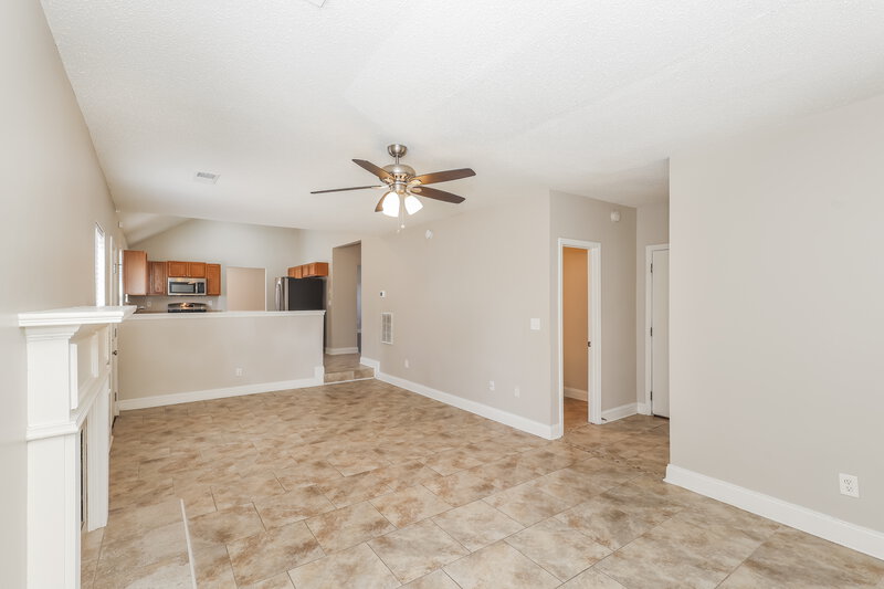 2,020/Mo, 10635 Misty Meadows Dr Hampton, GA 30228 Family Room View 3