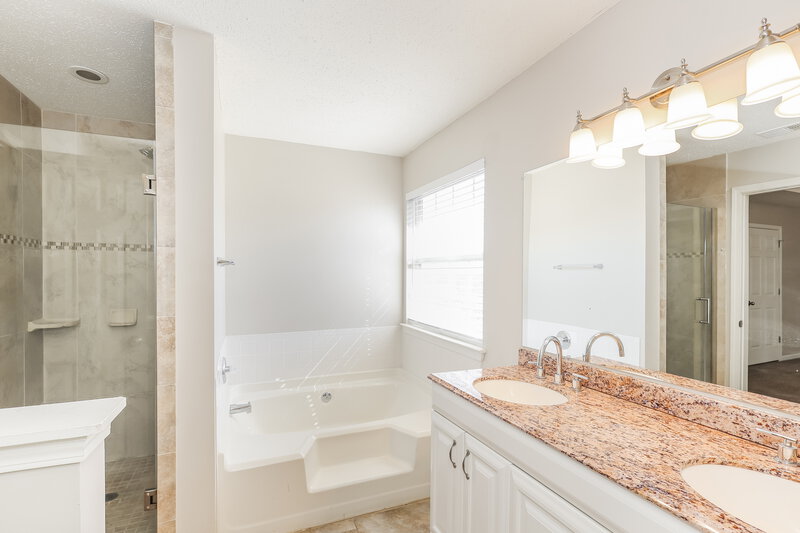 2,020/Mo, 10635 Misty Meadows Dr Hampton, GA 30228 Main Bathroom View