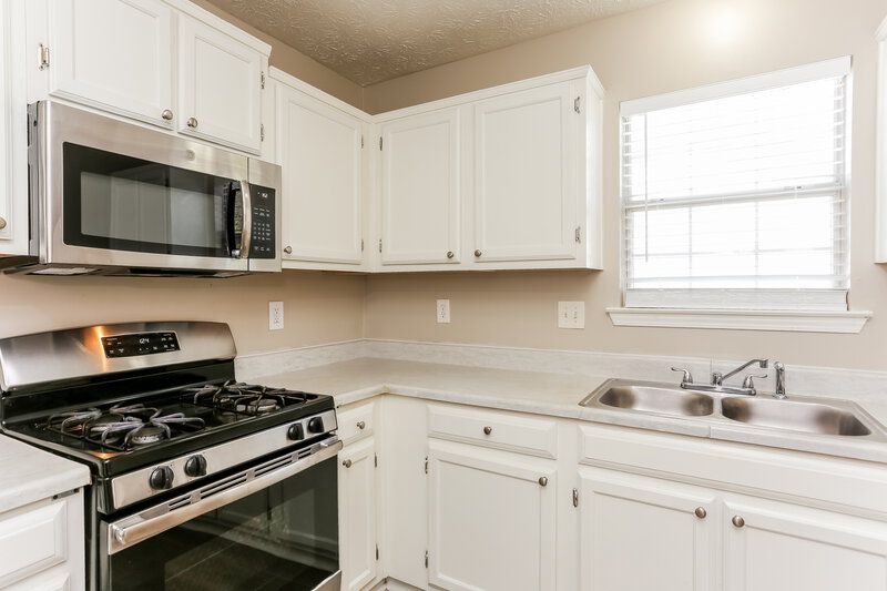 1,830/Mo, 405 Village Cir Stockbridge, GA 30281 Kitchen View 2