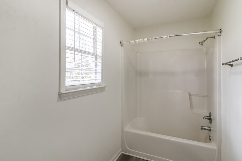 0/Mo, 1569 Dillard Road Stone Mountain, GA 30088 Main Bathroom View