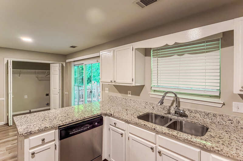 2,200/Mo, 520 Brooksdale Dr Woodstock, GA 30189 Kitchen View