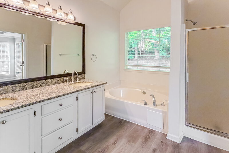 2,200/Mo, 520 Brooksdale Dr Woodstock, GA 30189 Main Bathroom View