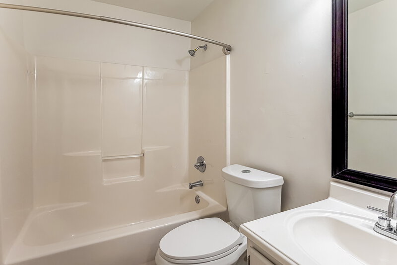 2,200/Mo, 520 Brooksdale Dr Woodstock, GA 30189 Bathroom View