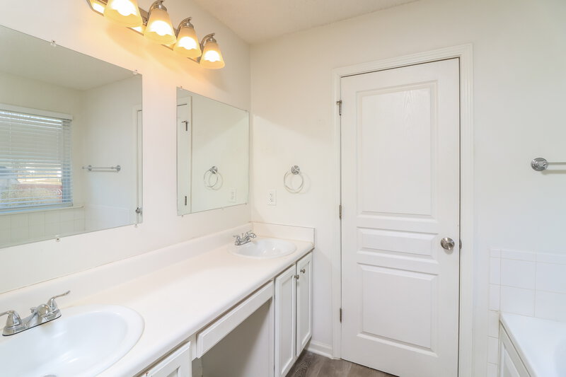 3,160/Mo, 211 Darbys Run Court Hiram, GA 30141 Main Bathroom View