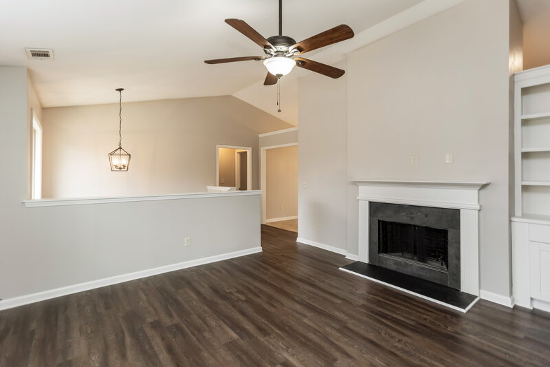 2,245/Mo, 1025 West Avenue Dallas, GA 30157 Living Room View 2