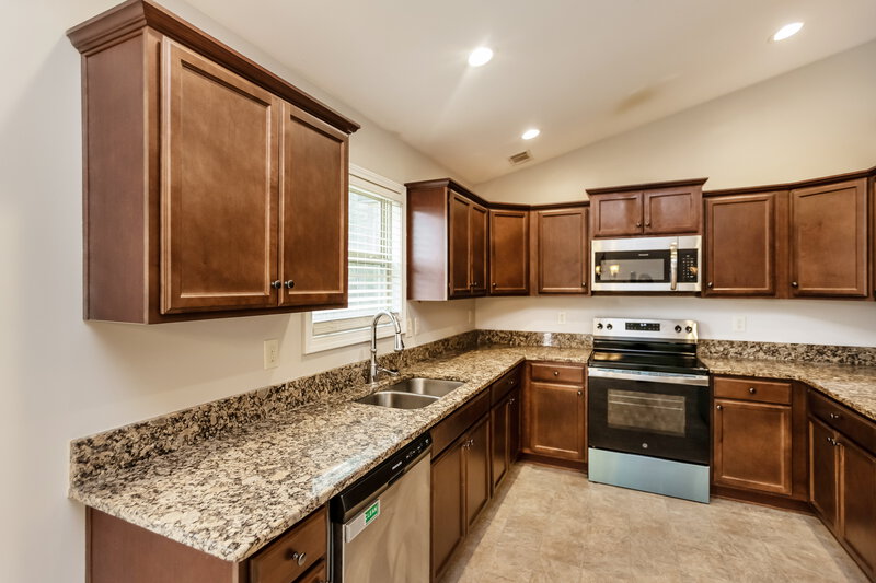 2,245/Mo, 1025 West Avenue Dallas, GA 30157 Kitchen View