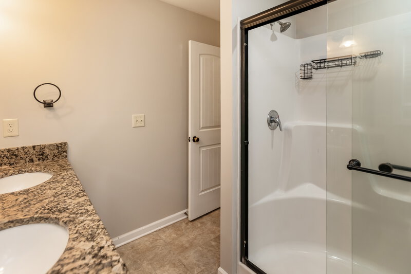 2,245/Mo, 1025 West Avenue Dallas, GA 30157 Main Bathroom View