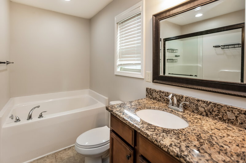 2,245/Mo, 1025 West Avenue Dallas, GA 30157 Bathroom View 2
