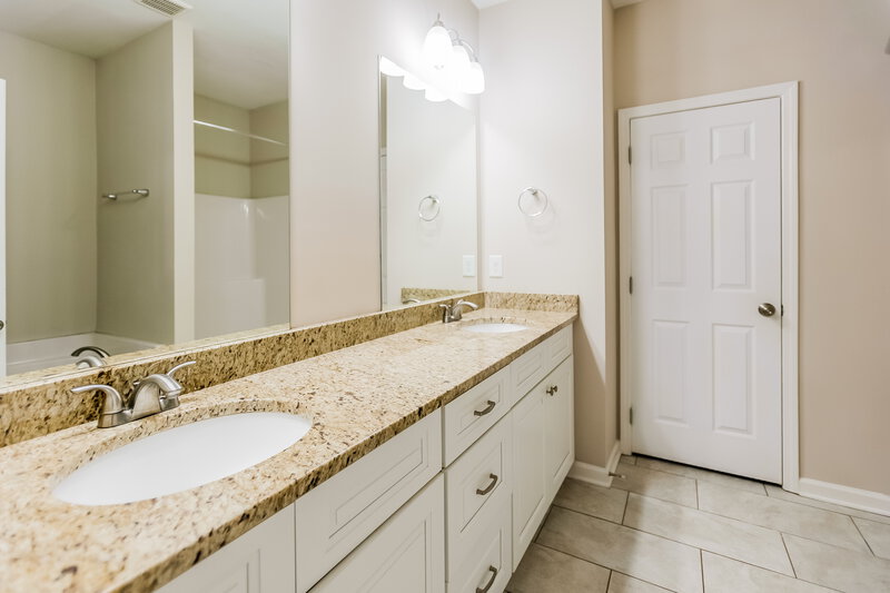 1,730/Mo, 25 Celtic CT Adairsville, GA 30103 Main Bathroom View