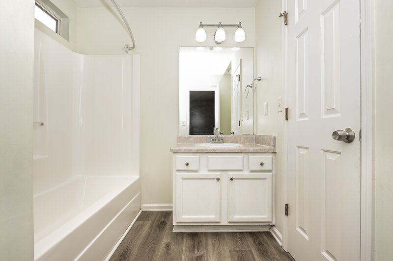 1,910/Mo, 5200 Tussahaw Crossing McDonough, GA 30252 Main Bathroom View