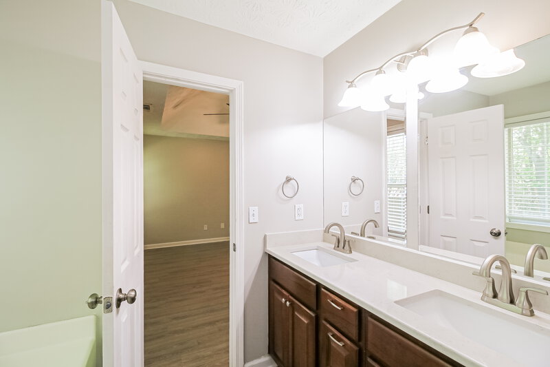 2,020/Mo, 388 Jasmine Dr Locust Grove, GA 30248 Main Bathroom View