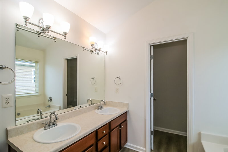 2,140/Mo, 55 Bollen Lane Hiram, GA 30141 Main Bathroom View