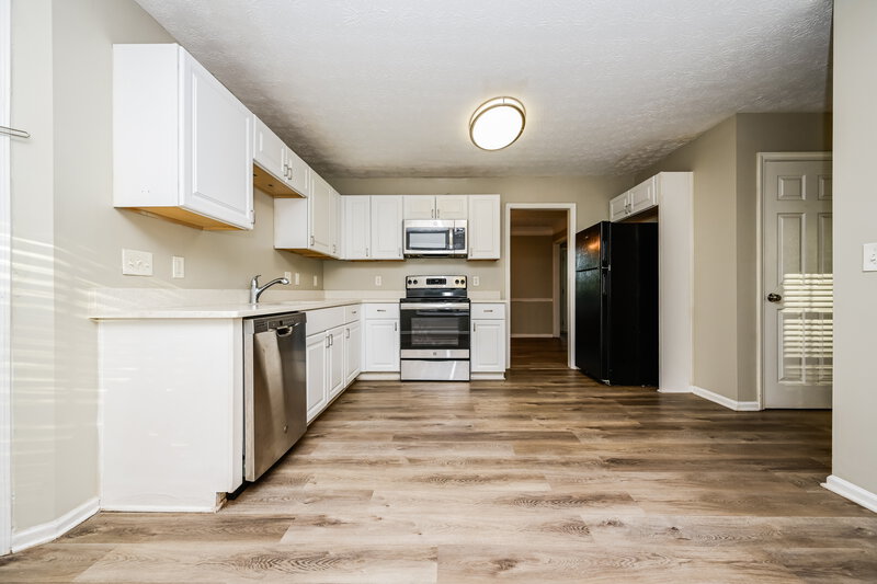 2,200/Mo, 29 Windcrest Dr Covington, GA 30016 Kitchen View 2