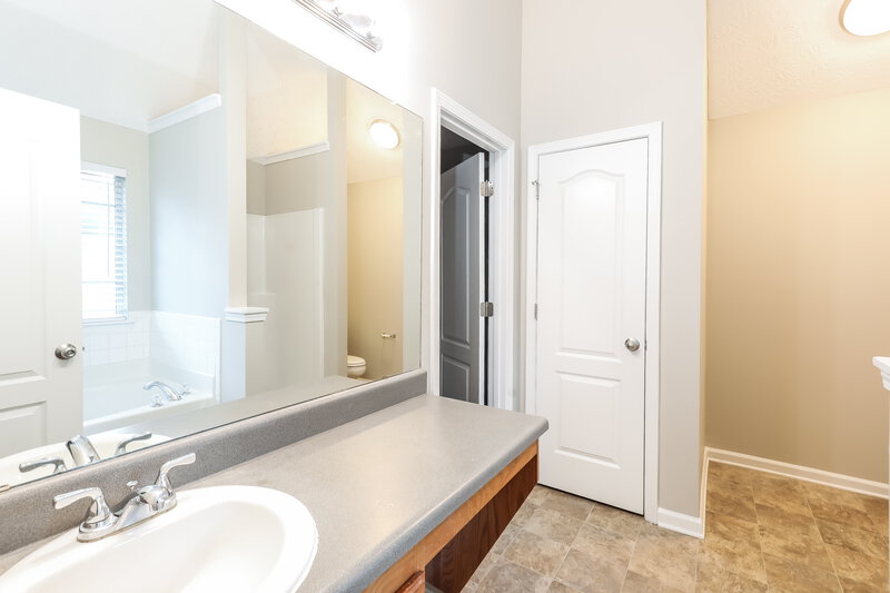 2,200/Mo, 212 Baltimore Ave Stockbridge, GA 30281 Main Bathroom View