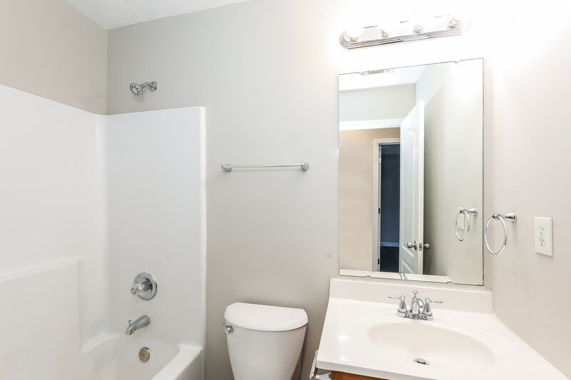 2,200/Mo, 212 Baltimore Ave Stockbridge, GA 30281 Bathroom View