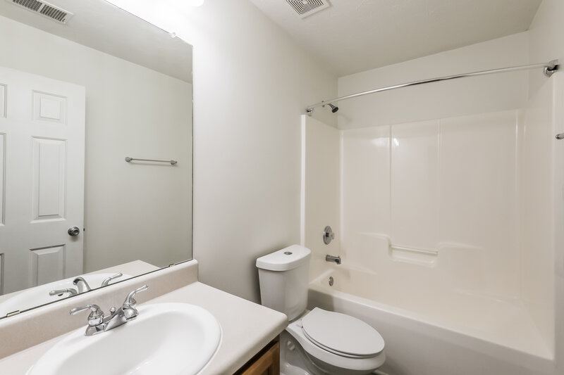 1,725/Mo, 11281 Aliyah Dr Hampton, GA 30228 Bathroom View 2