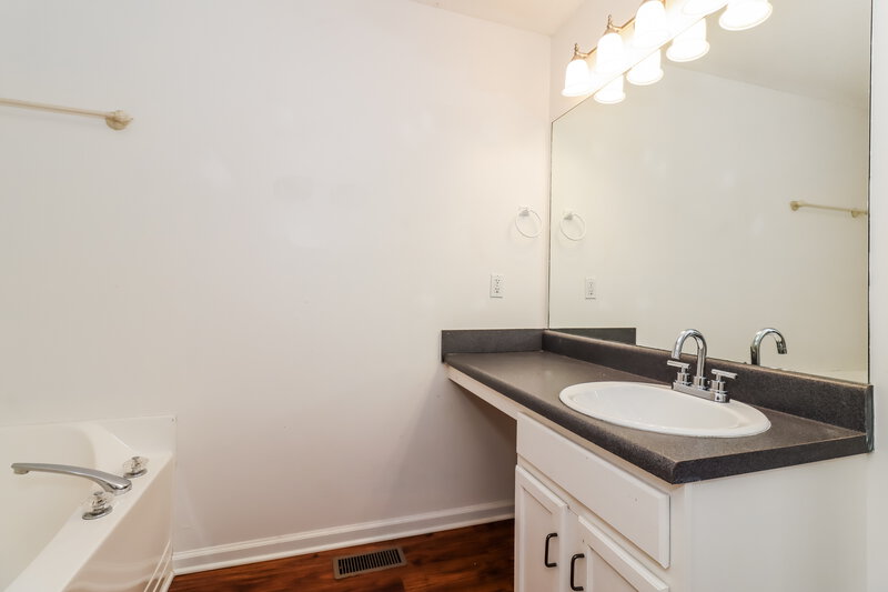 2,380/Mo, 124 Hunter Pl Dallas, GA 30132 Main Bathroom View