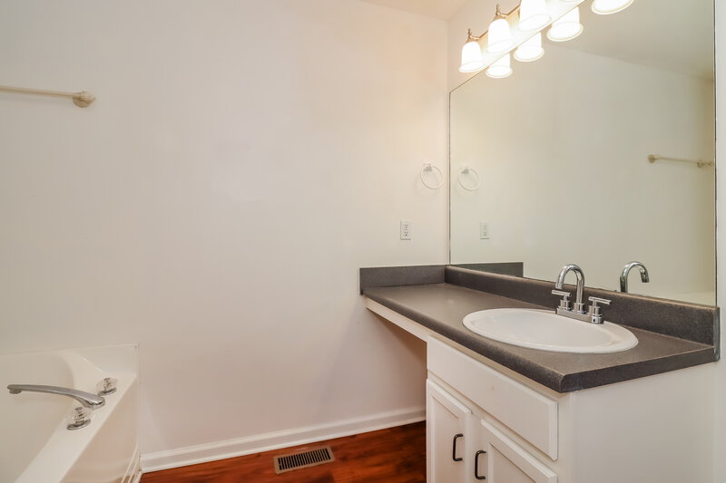 1,715/Mo, 124 Hunter Pl Dallas, GA 30132 Main Bathroom View