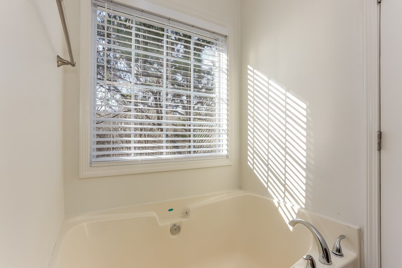 1,775/Mo, 369 Kades Cove Dr Dallas, GA 30132 Main Bathroom View 2