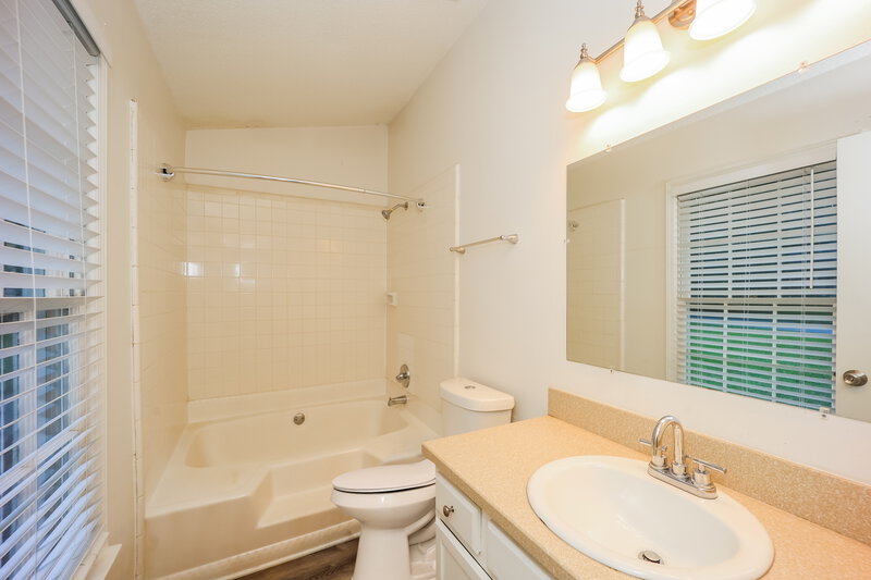 1,845/Mo, 10916 Clearwater Dr Hampton, GA 30228 Main Bathroom View