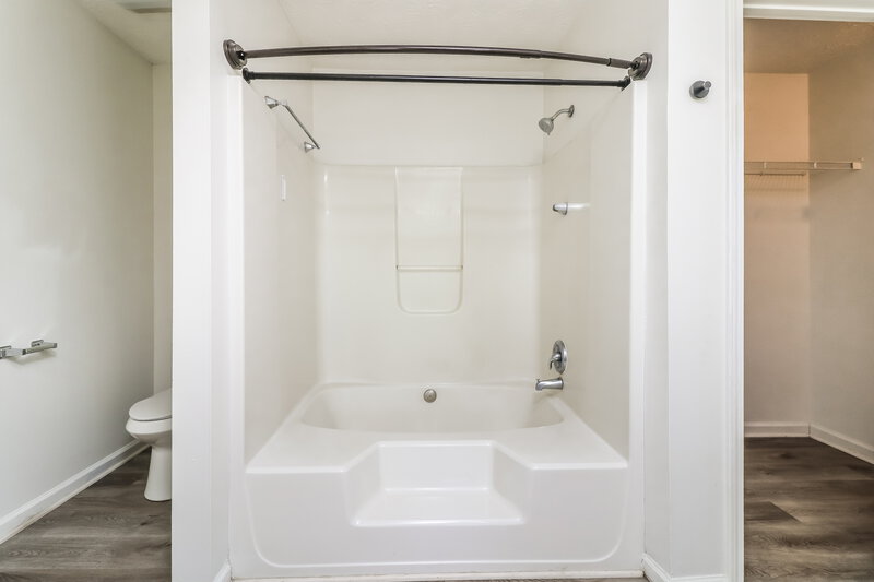 2,170/Mo, 3716 Crescent Hill Ln NW Acworth, GA 30101 Main Bathroom View 2