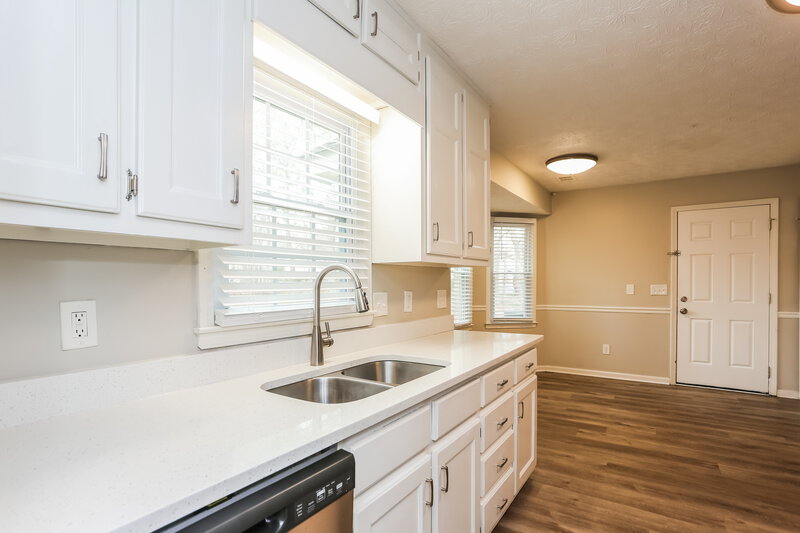 1,990/Mo, 483 Rhett Dr Loganville, GA 30052 Kitchen View 2