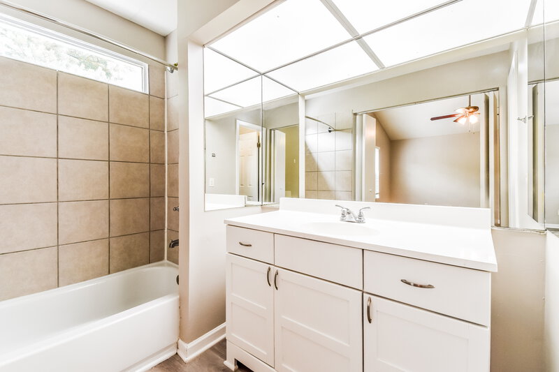 2,060/Mo, 860 Hampton Hill Ct Lawrenceville, GA 30044 Main Bathroom View