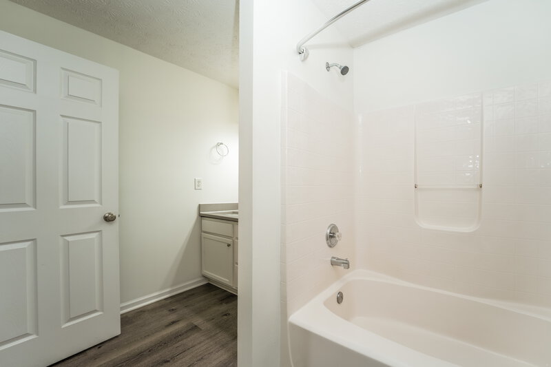 2,025/Mo, 2249 Ligney Creek Ln Snellville, GA 30039 Main Bathroom View 2