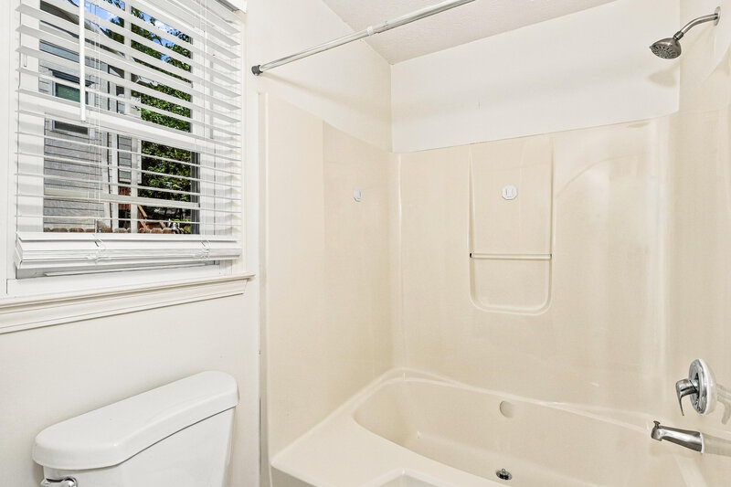 1,840/Mo, 1290 Shamrock Hill Circle Loganville, GA 30052 Primary Bathroom View 2