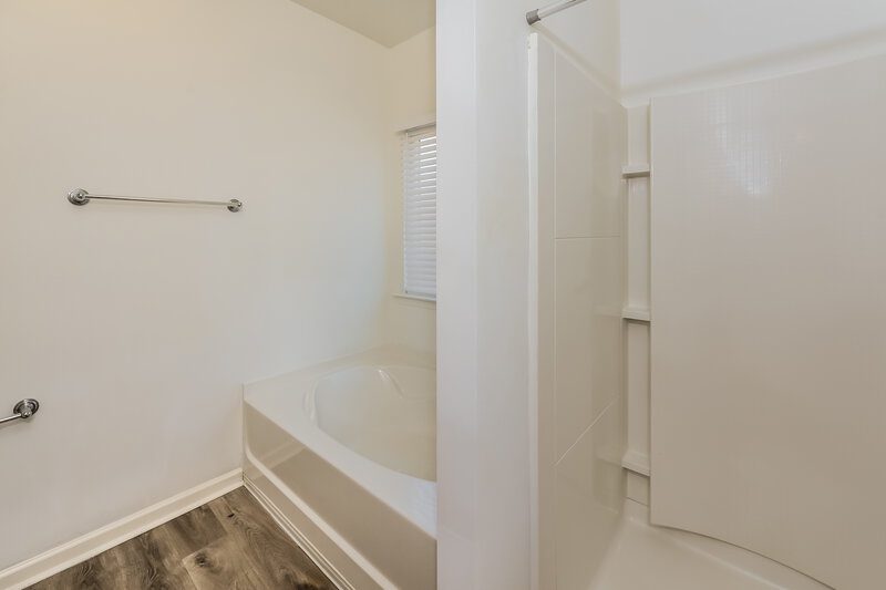 1,745/Mo, 31 Robin Road Adairsville, GA 30103 Main Bathroom View