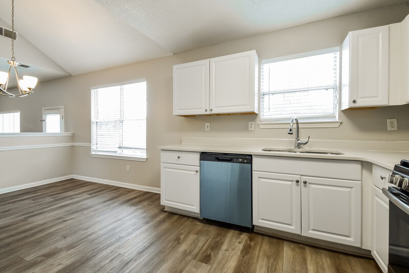 2,015/Mo, 3554 Waldrop Rd Decatur, GA 30034 Kitchen View 2