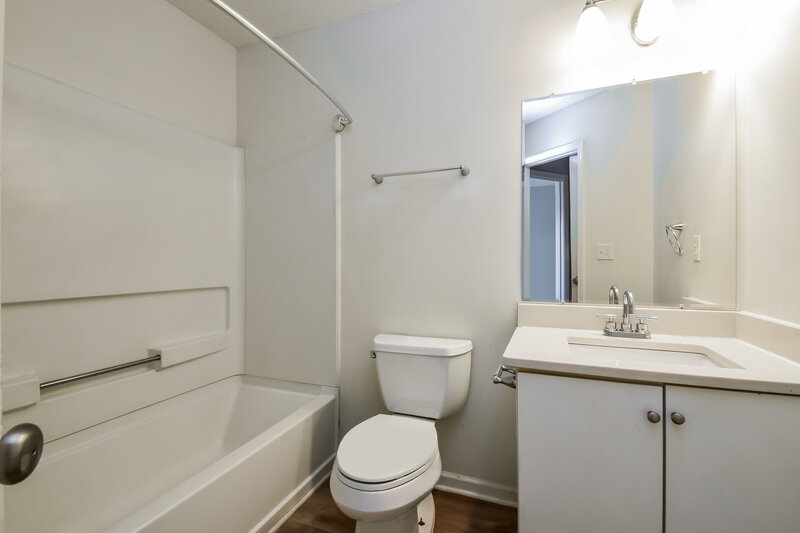 2,015/Mo, 3554 Waldrop Rd Decatur, GA 30034 Bathroom View