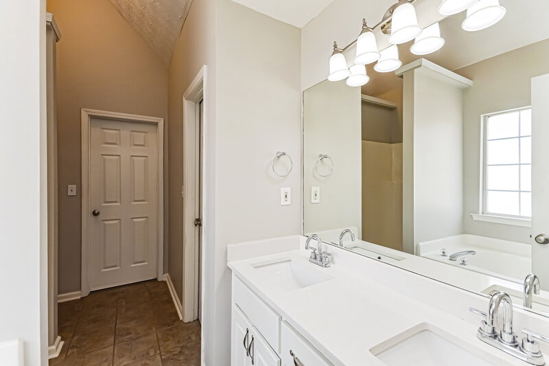 2,005/Mo, 115 Syracuse Lane Covington, GA 30016 Main Bathroom View