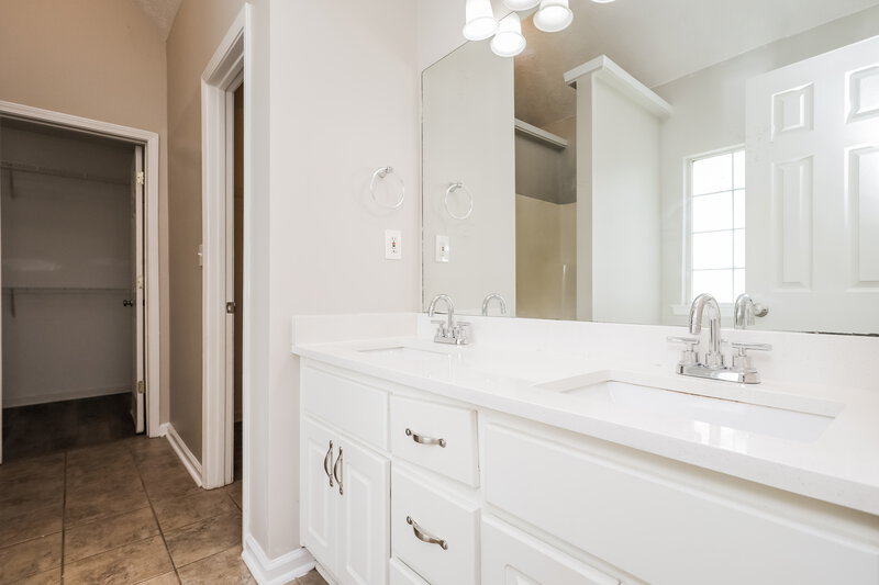 1,970/Mo, 115 Syracuse Lane Covington, GA 30016 Main Bathroom View