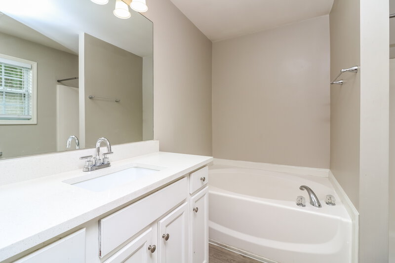 1,830/Mo, 5701 Castlebrook Dr Douglasville, GA 30134 Main Bathroom View