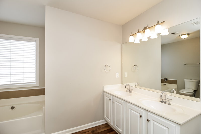 2,040/Mo, 3063 Standing Rock Ct Lithia Springs, GA 30122 Main Bathroom View