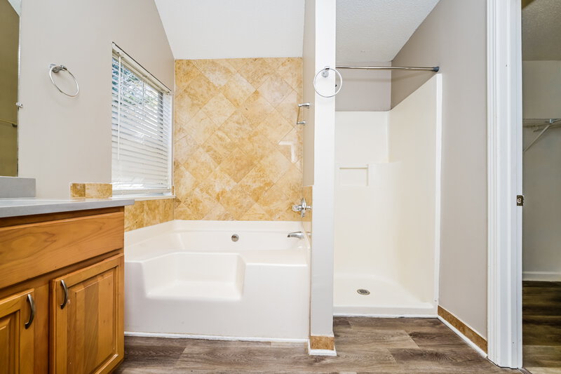 2,090/Mo, 6686 Pole Creek Lithonia, GA 30058 Main Bathroom View