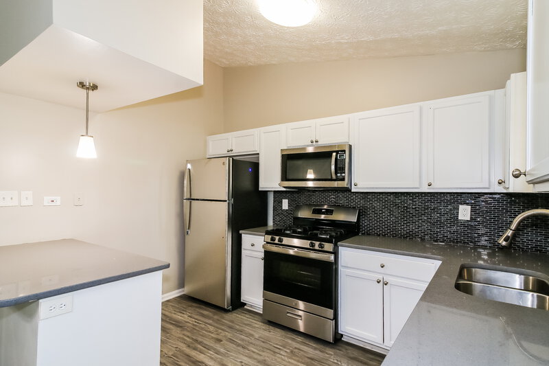 1,620/Mo, 548 Sherwood Grn Stone Mountain, GA 30087 Kitchen View 2