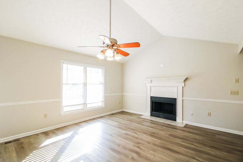 1,610/Mo, 10 Beaverdam Ct Covington, GA 30016 Living Room View