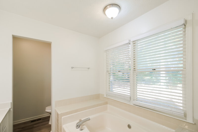 1,610/Mo, 10 Beaverdam Ct Covington, GA 30016 Main Bathroom View