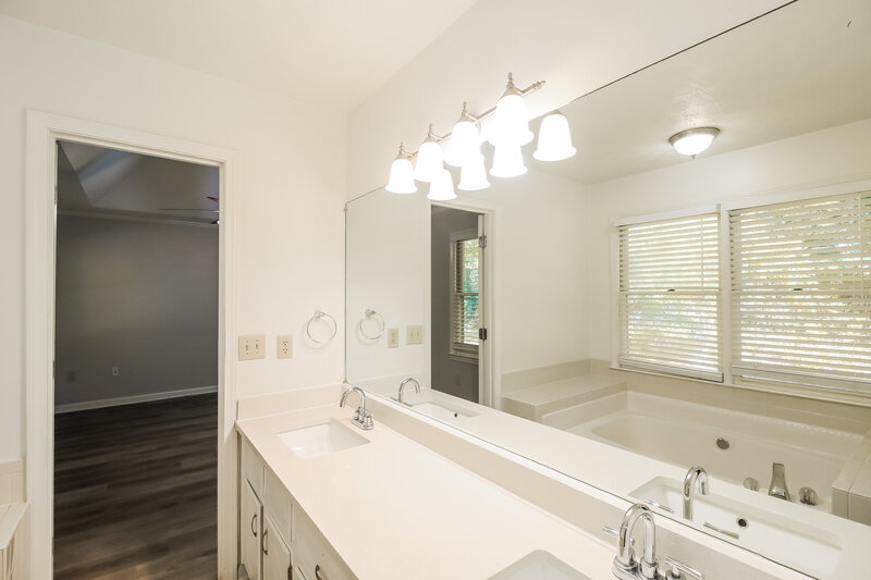 1,610/Mo, 10 Beaverdam Ct Covington, GA 30016 Main Bathroom View 2