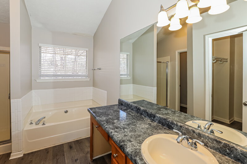 2,000/Mo, 587 Rosewood Cir Jonesboro, GA 30238 Main Bathroom View